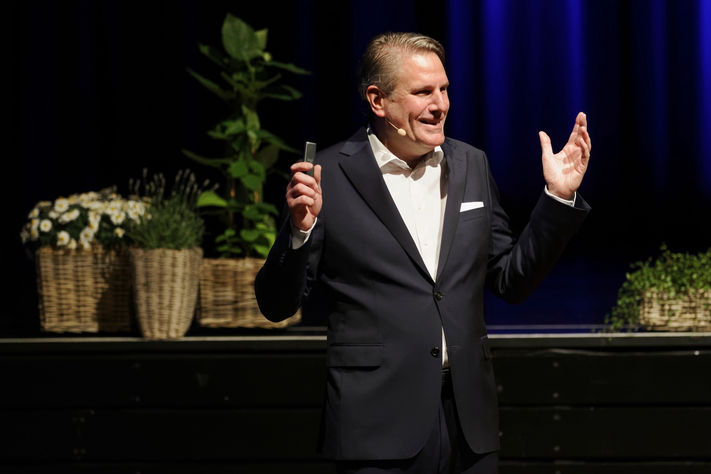 Prof. Dr. Christian Stummeyer lachend auf der Bühne der Stadthalle Osterode am Harz