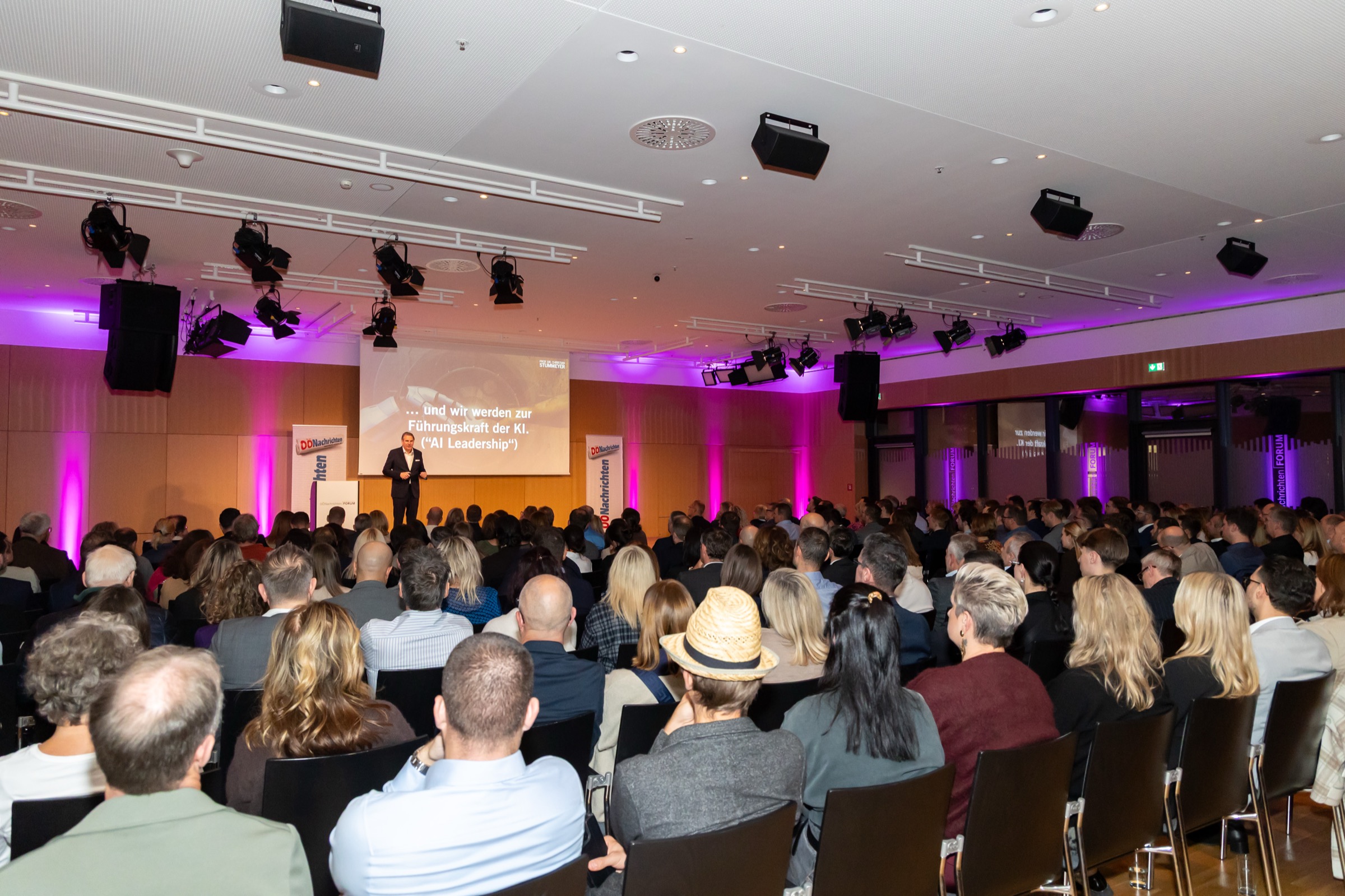 Vollbesetzter Saal im OÖNachrichten Forum in Linz während der Keynote