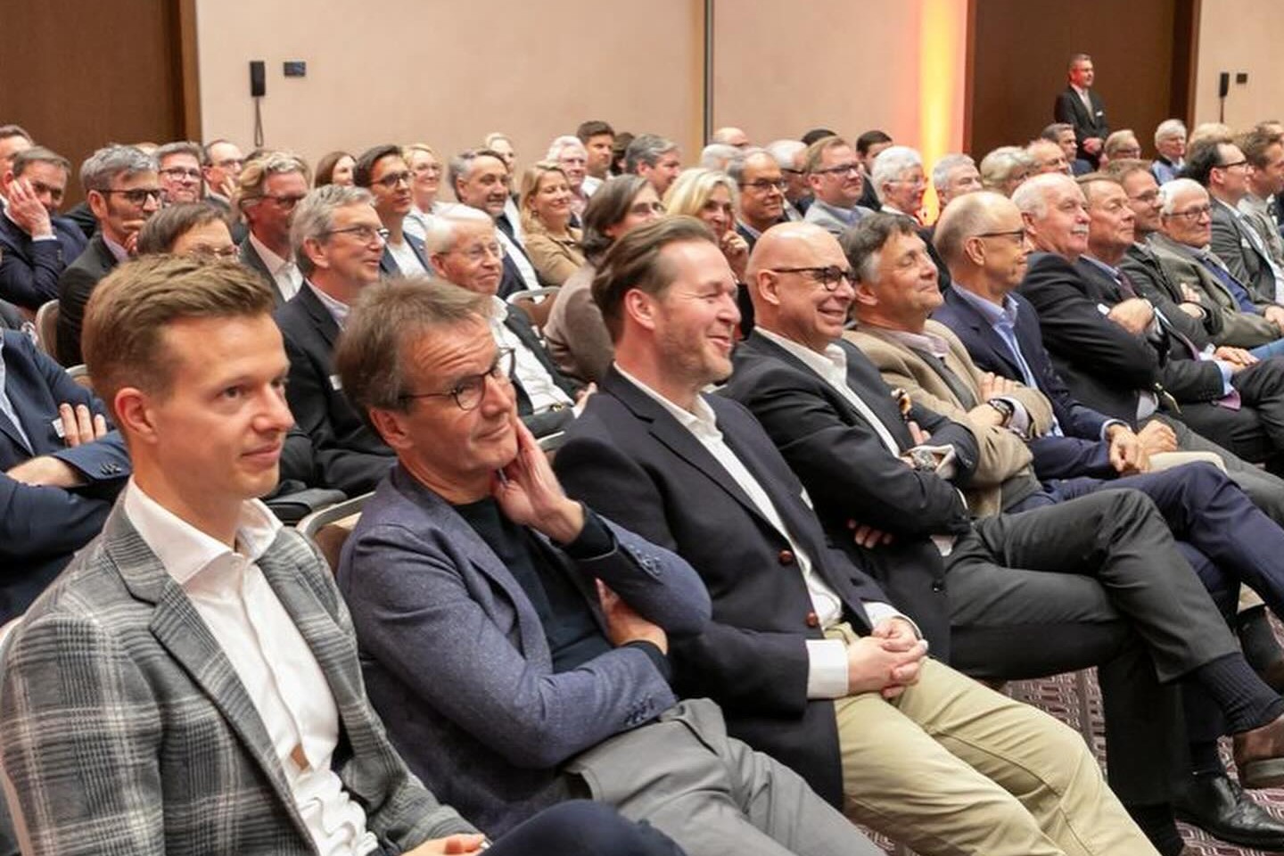 KI-Vortrag für den Mittelstand: lachende Gäste in voll besetzten Reihen beim Frühjahrsempfang der Sparkasse Lüneburg