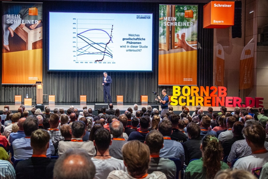 Blick über die mehr als 600 Teilnehmenden auf die Bühne des Zukunftsforums Schreiner 2025, auf der Prof. Dr. Christian Stummeyer die Eröffnungskeynote hält