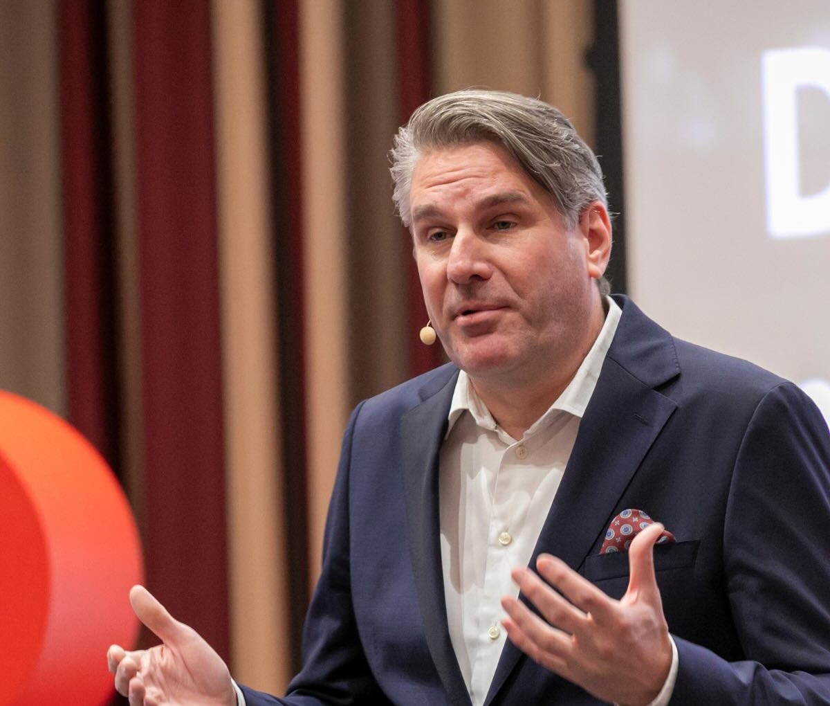 Redner KI Mittelstand: Prof. Dr. Christian Stummeyer gestikuliert auf der Bühne des Frühjahrsempfangs der Sparkasse Lüneburg