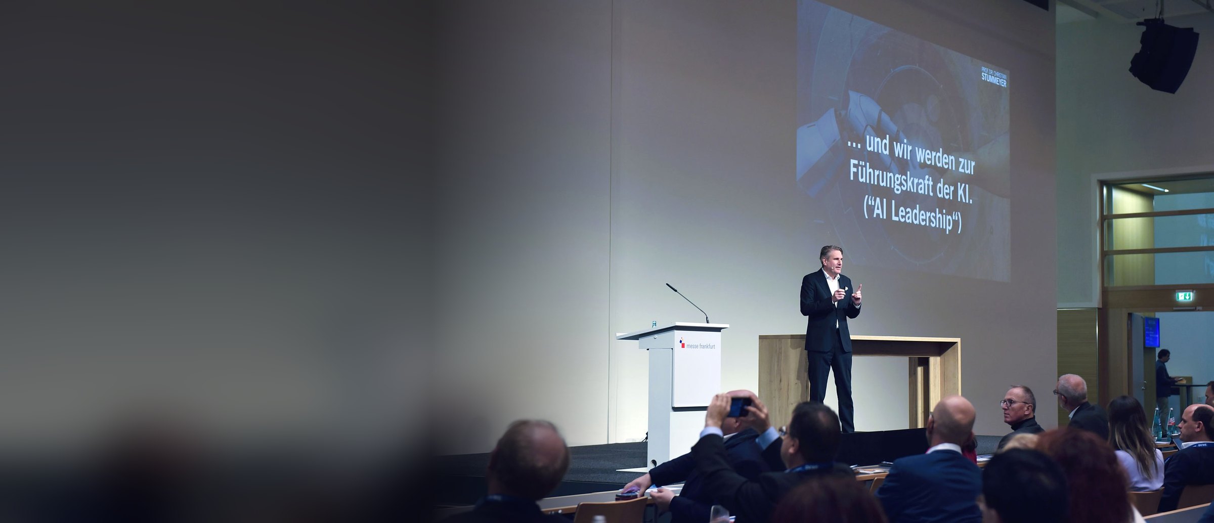 Prof. Dr. Christian Stummeyer hält die Keynote zu AI Leadership beim Forum deutscher Wirtschaftsförderungen in Frankfurt