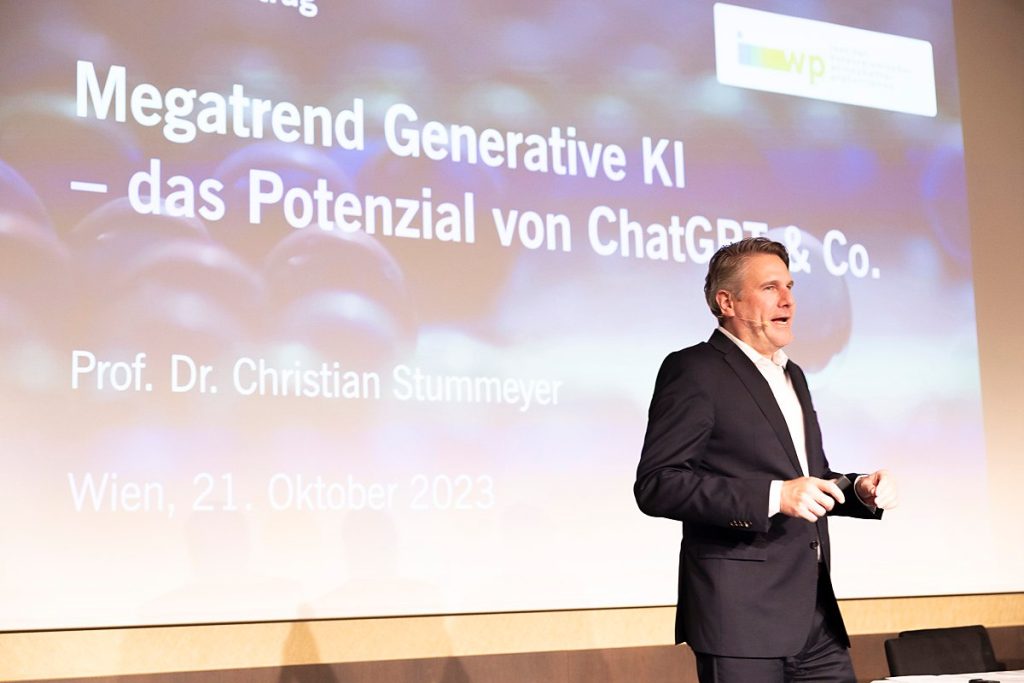 Prof. Dr. Christian Stummeyer vor der Titelfolie Megatrend Generative KI auf der iwp-Fachtagung 2023