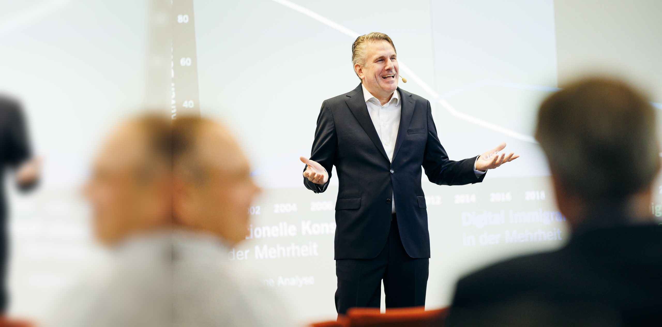 Redner Zukunft: Prof. Dr. Christian Stummeyer spricht auf der Bühne über Digital Natives, Generationen und die Zukunft der Arbeit