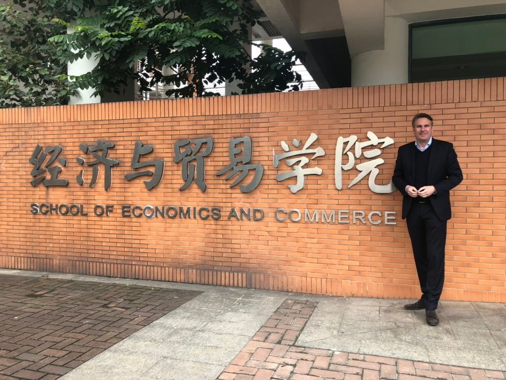 Prof. Dr. Christian Stummeyer als Gastprofessor vor dem Schild der School of Economics and Commerce (经济与贸易学院) der South China University of Technology