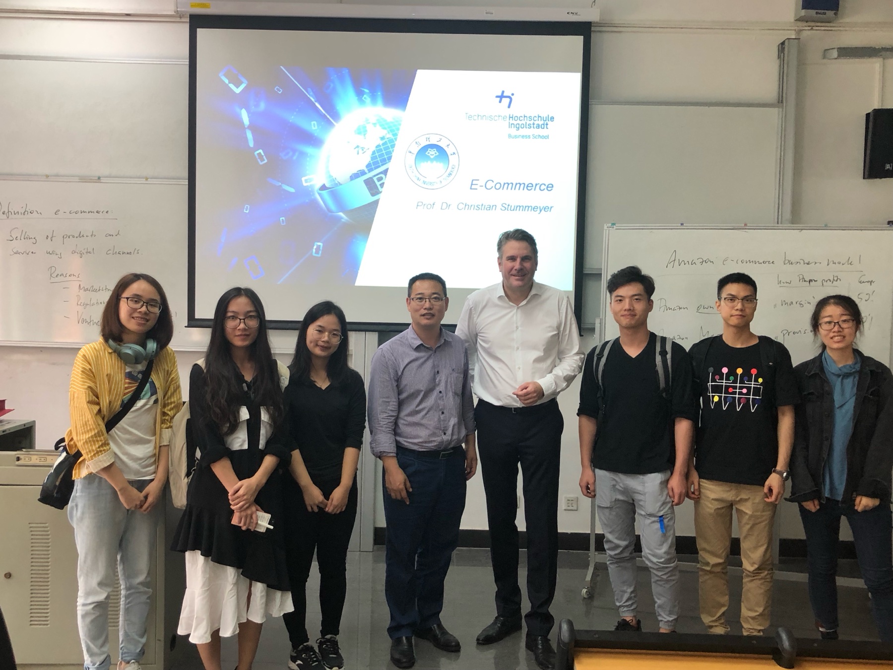 Gastvorlesung E-Commerce in China: Prof. Dr. Christian Stummeyer mit Prof. Heyong Wang und Studierenden der SCUT in Guangzhou