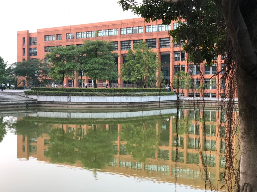 Lehrgebäude am See auf dem Campus der South China University of Technology