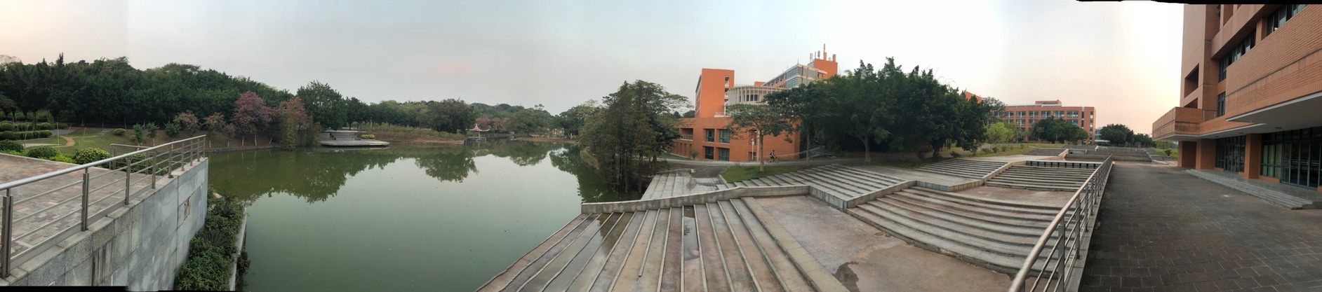 Panorama des Campus der South China University of Technology in Guangzhou mit See und Lehrgebäuden