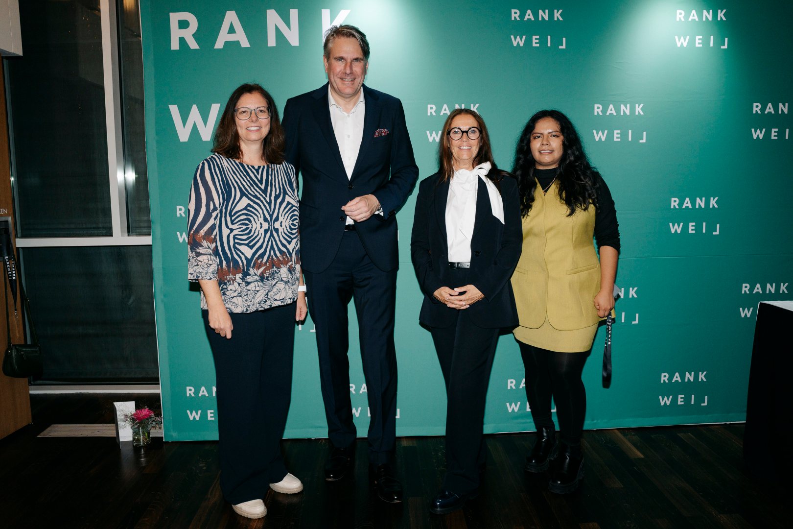 Bürgermeisterin Mag. Katharina Wöß-Krall, Prof. Dr. Christian Stummeyer, Karolin Frei und Angie Battisti-Jenny vor der Rankweil-Fotowand