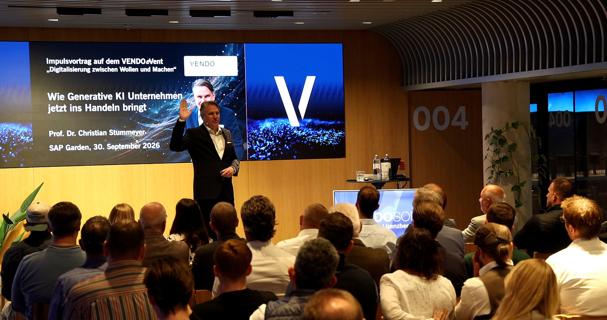 Prof. Dr. Christian Stummeyer begrüßt das Publikum vor der Titelfolie seiner Keynote im SAP Garden