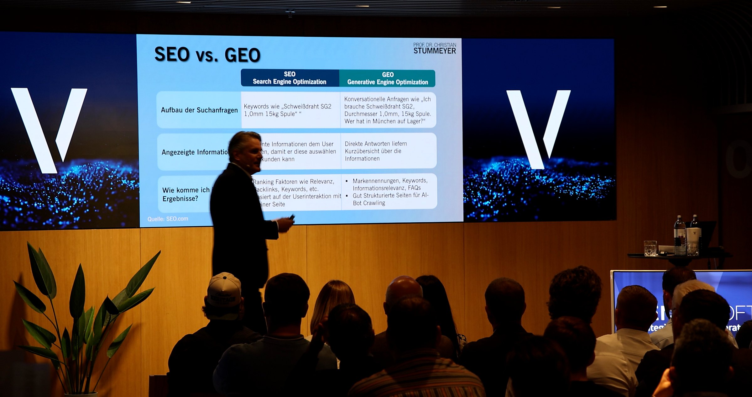Prof. Dr. Christian Stummeyer vor der Folie „SEO vs. GEO“ im SAP Garden