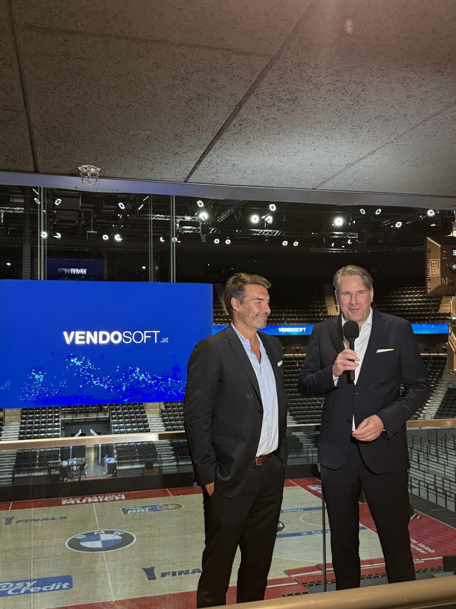 Prof. Dr. Christian Stummeyer und Prof. Dr. Stefan Gröner beim Interview auf der Tribüne des SAP Garden