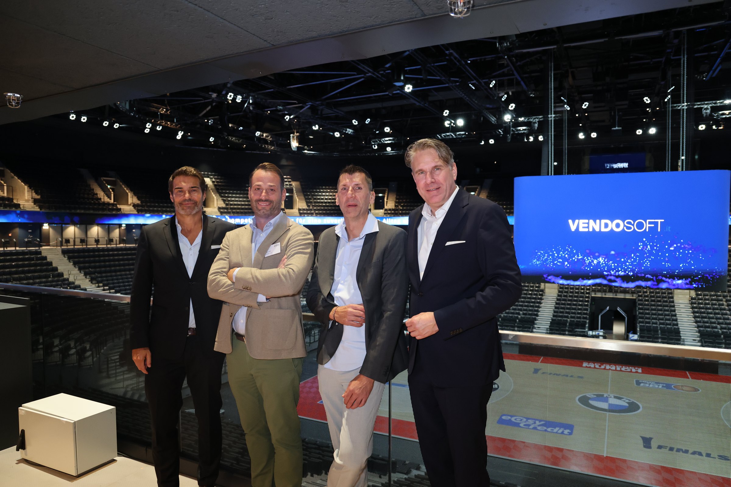 Prof. Dr. Stefan Gröner, Björn Orth, Andreas Schäfer und Prof. Dr. Christian Stummeyer vor der Arena des SAP Garden