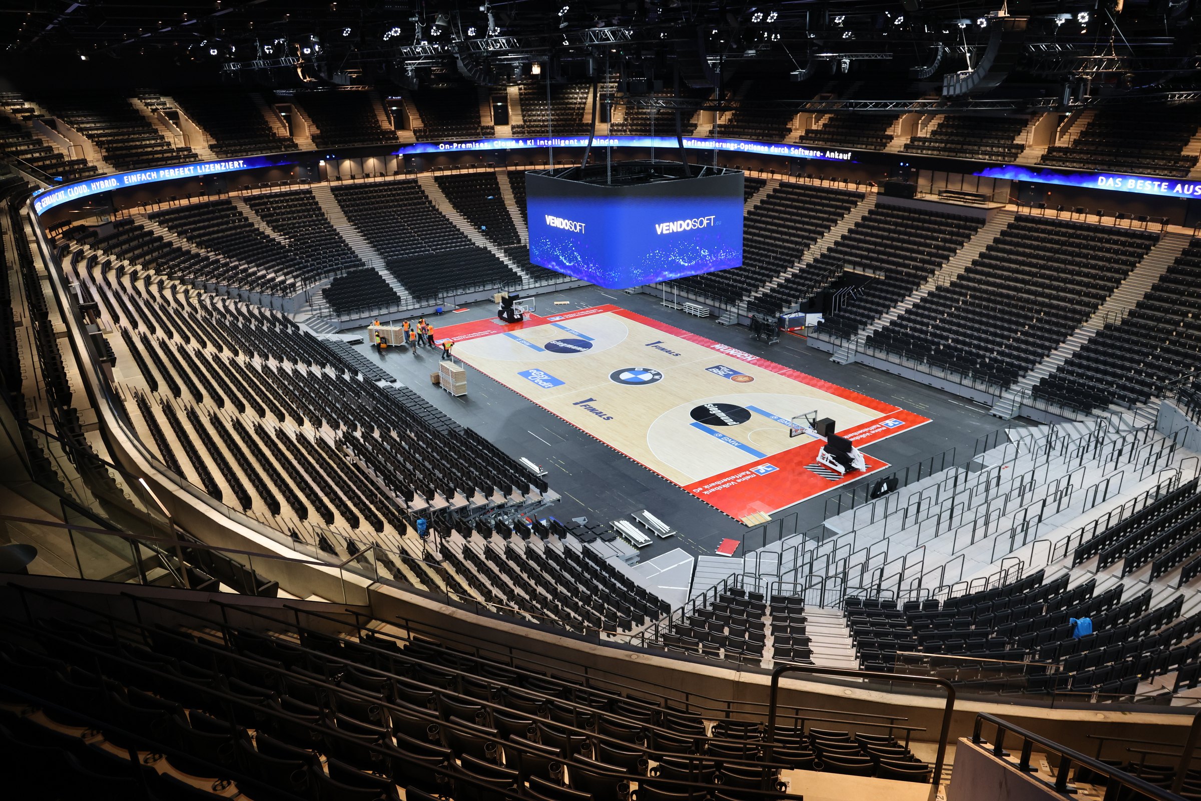 Blick in die Arena des SAP Garden München mit dem Videowürfel von VENDOSOFT