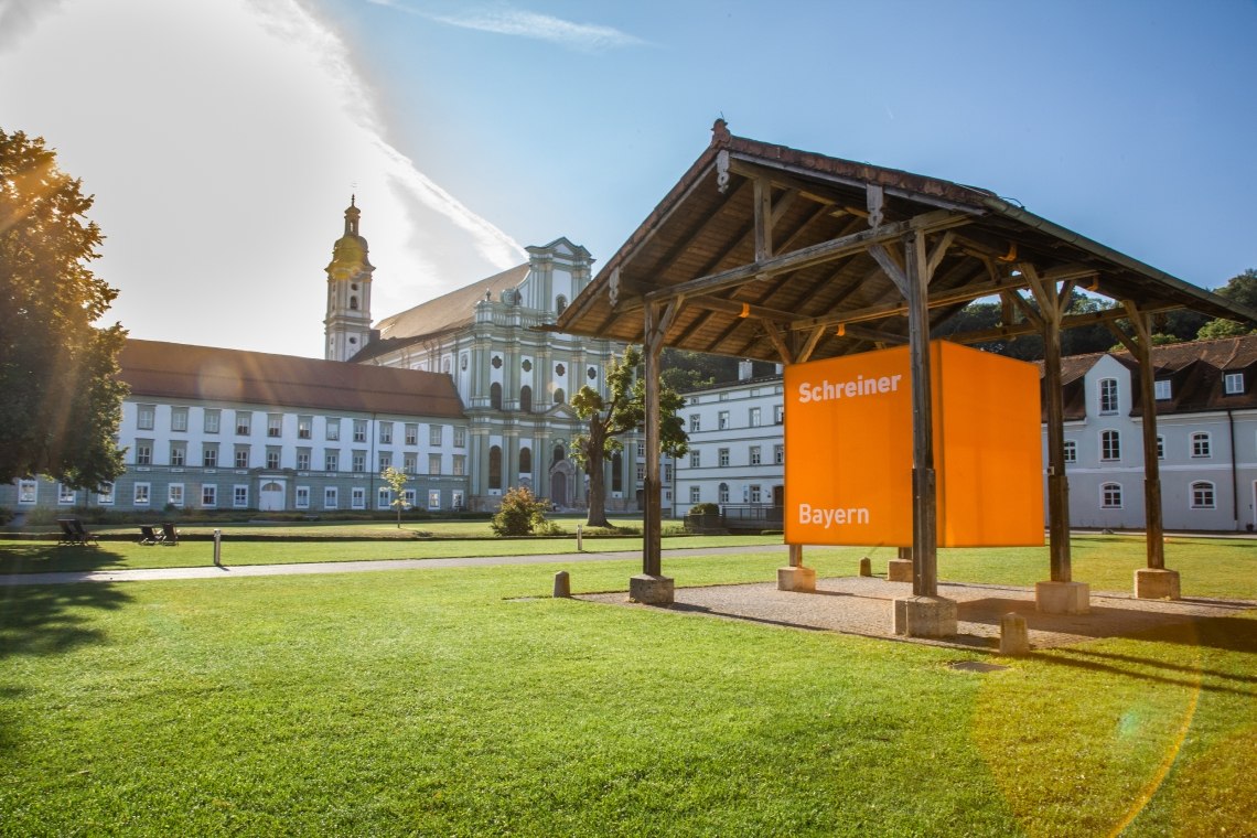 Das Gelände des Klosters Fürstenfeld in Fürstenfeldbruck mit den Fahnen des Zukunftsforums