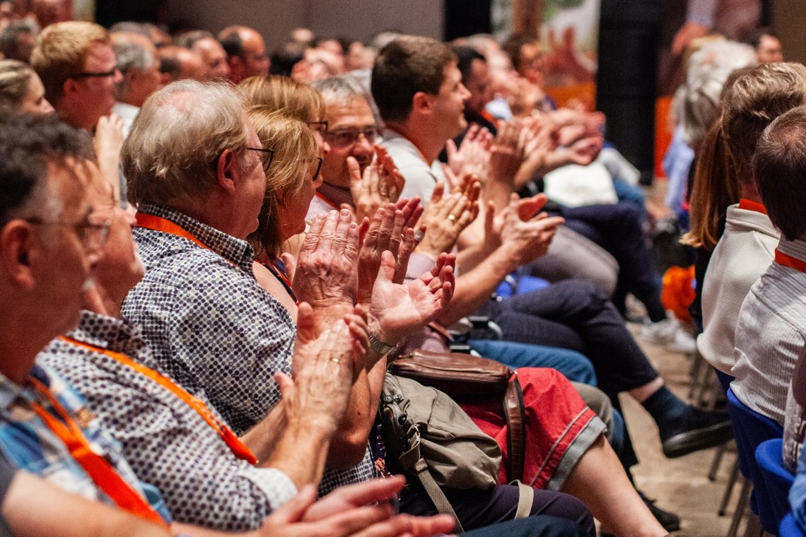 Applaus im voll besetzten Großen Saal des Zukunftsforums Schreiner 2025